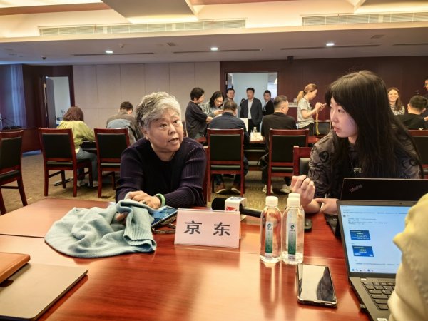 广盛网 老总们带着产品直奔对接会，外贸拓内销找到更多“新路子”