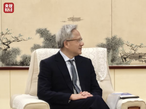 启恒配资 黄仁勋结束年内第二次中国行：关键时刻，重申对中国市场承诺